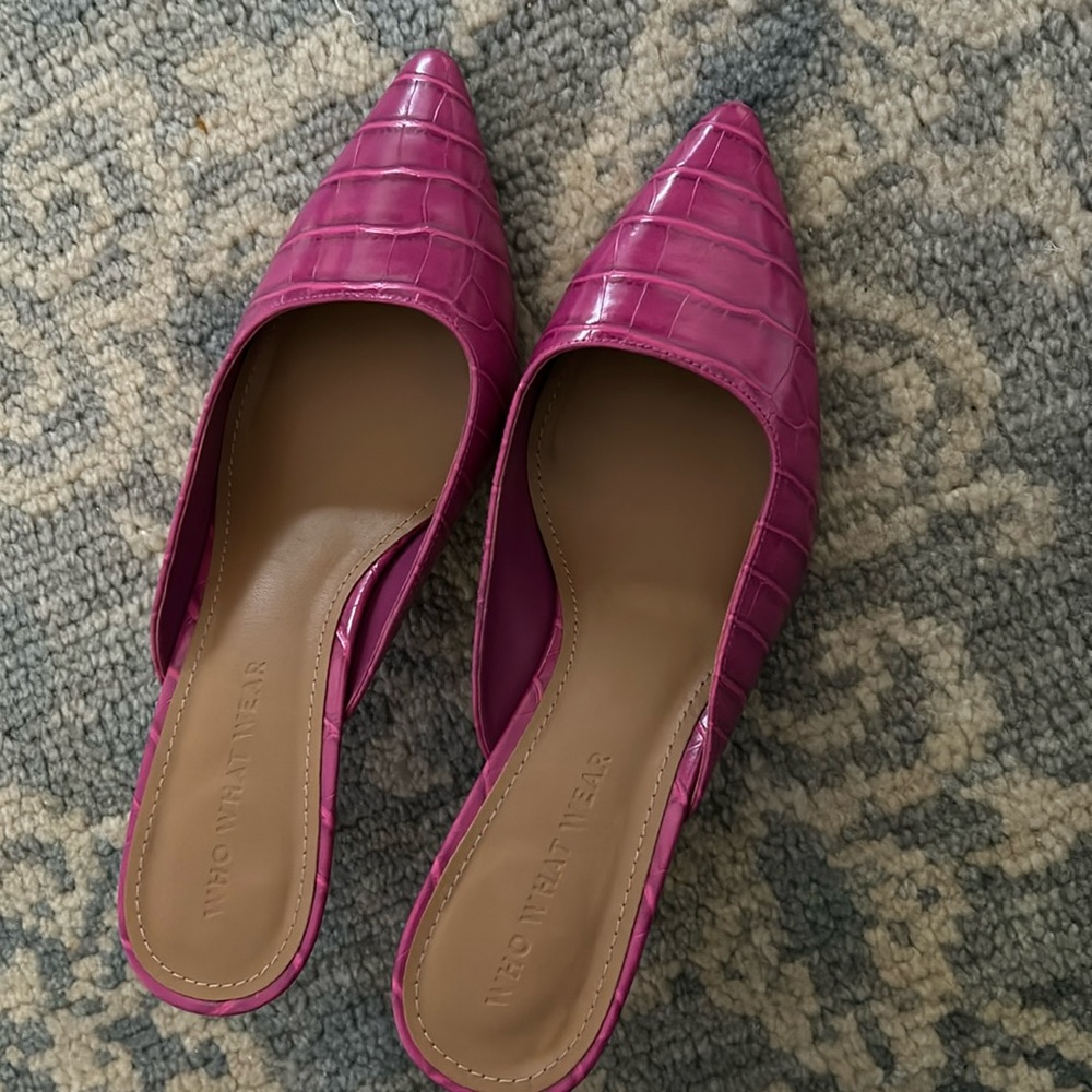 Beautiful pink slide pumps. The color is amazing! Size 7.5
